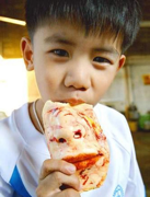 Enfant Thaialndais mange du pain