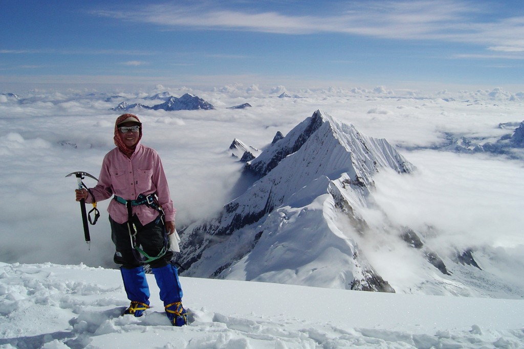 Junko Tabei atteint le sommet du Mont Everest